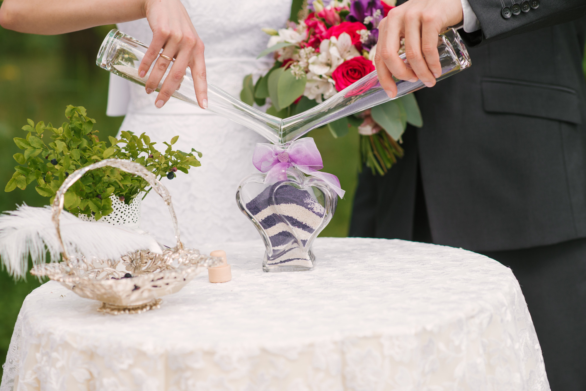 vase-ceremonie-du-sable-dans-mariage-du-sable-colore-melange_159701-9